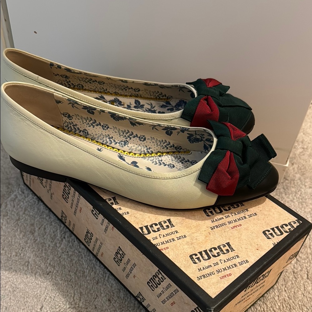 Gucci Cream and Black Flats with Signature Bow